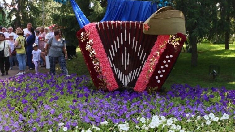 На фото: баян из цветов на выставке в Омске