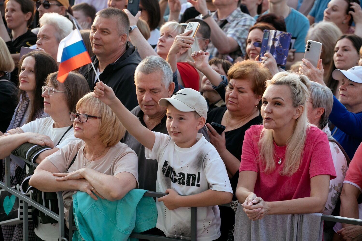 После официальной части горожан ждал незабываемый концерт популярной арт-группы «Хор Турецкого». 