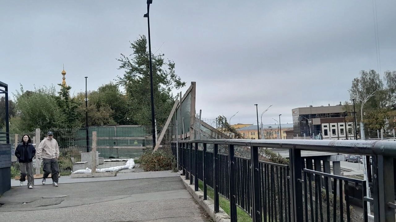 Некоторые ижевчане останавливаются и с любопытством наблюдают за реконструкцией