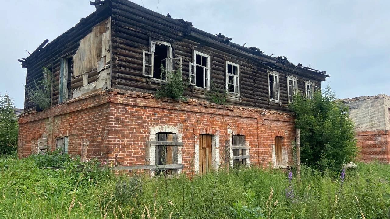 Дома ветшали, стены осыпались