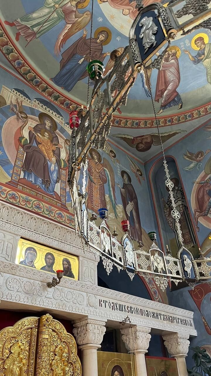 Внутри храм расписан образами