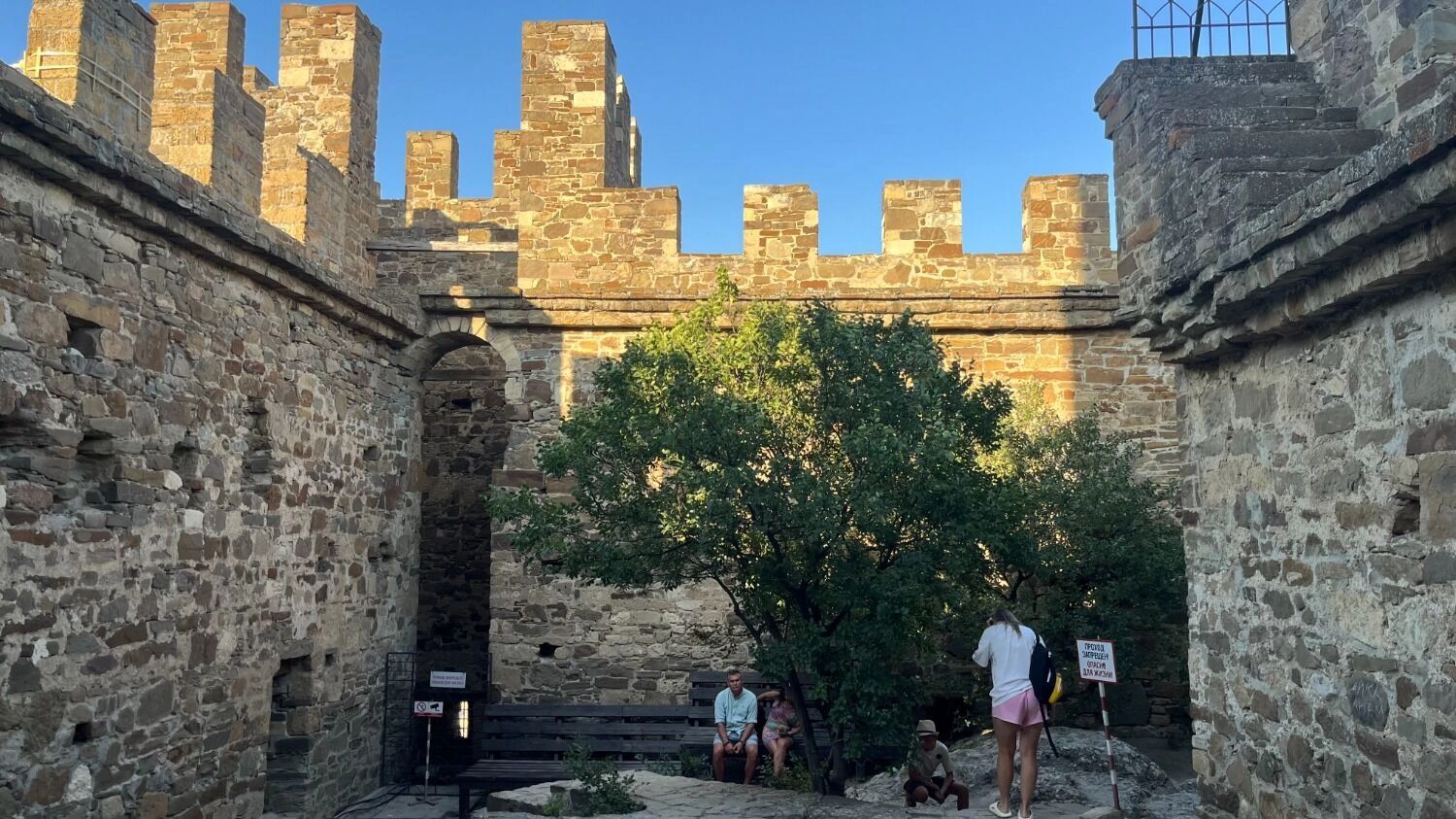 Двор внутри башки Генуэзской крепости