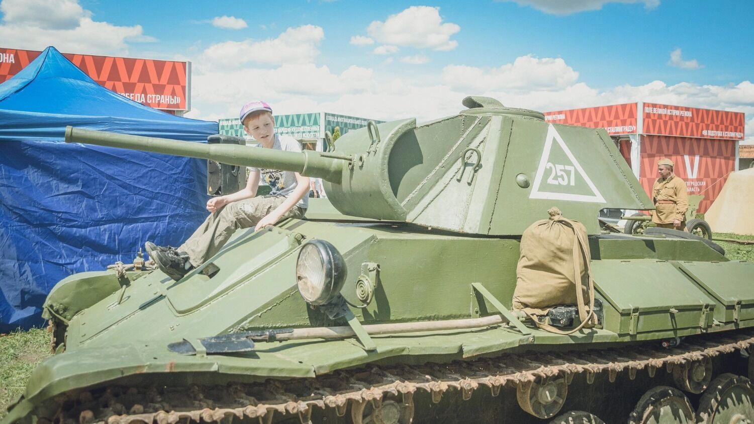 Выставка военной техники приглянулась мужской части посетителей
