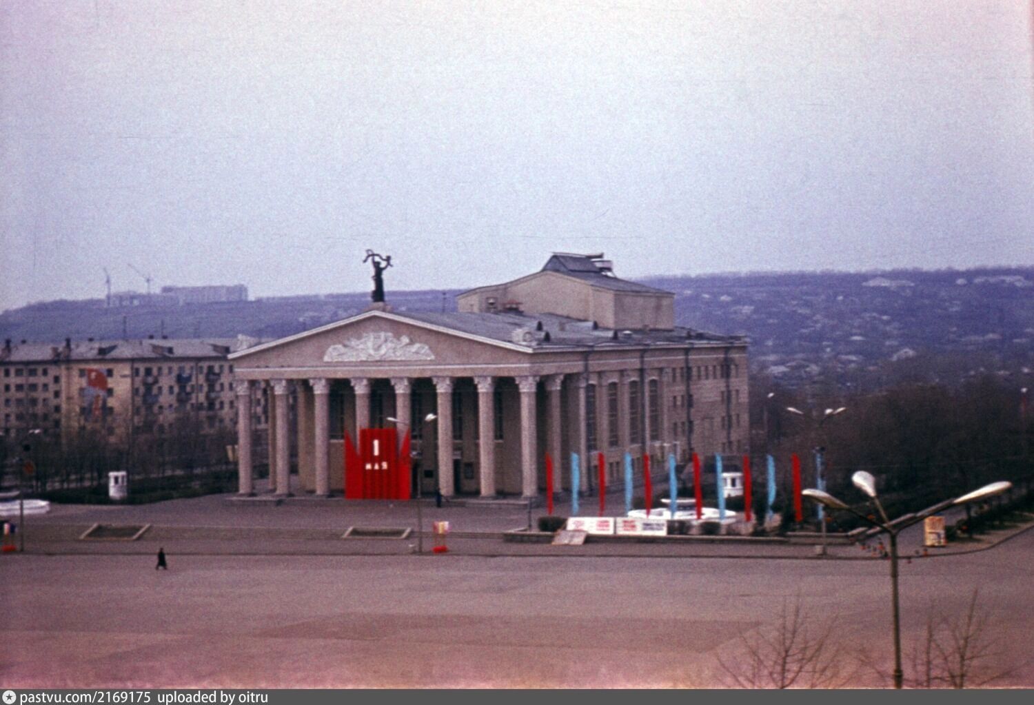 Драмтеатр, площадь Революции, середина 1970-х годов
