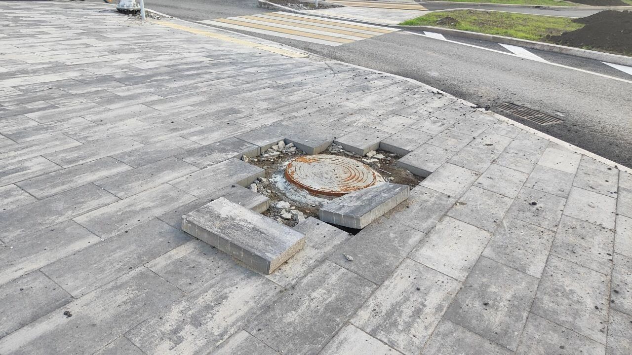 Действительно, зачем до конца укладывать плитку на дорожках