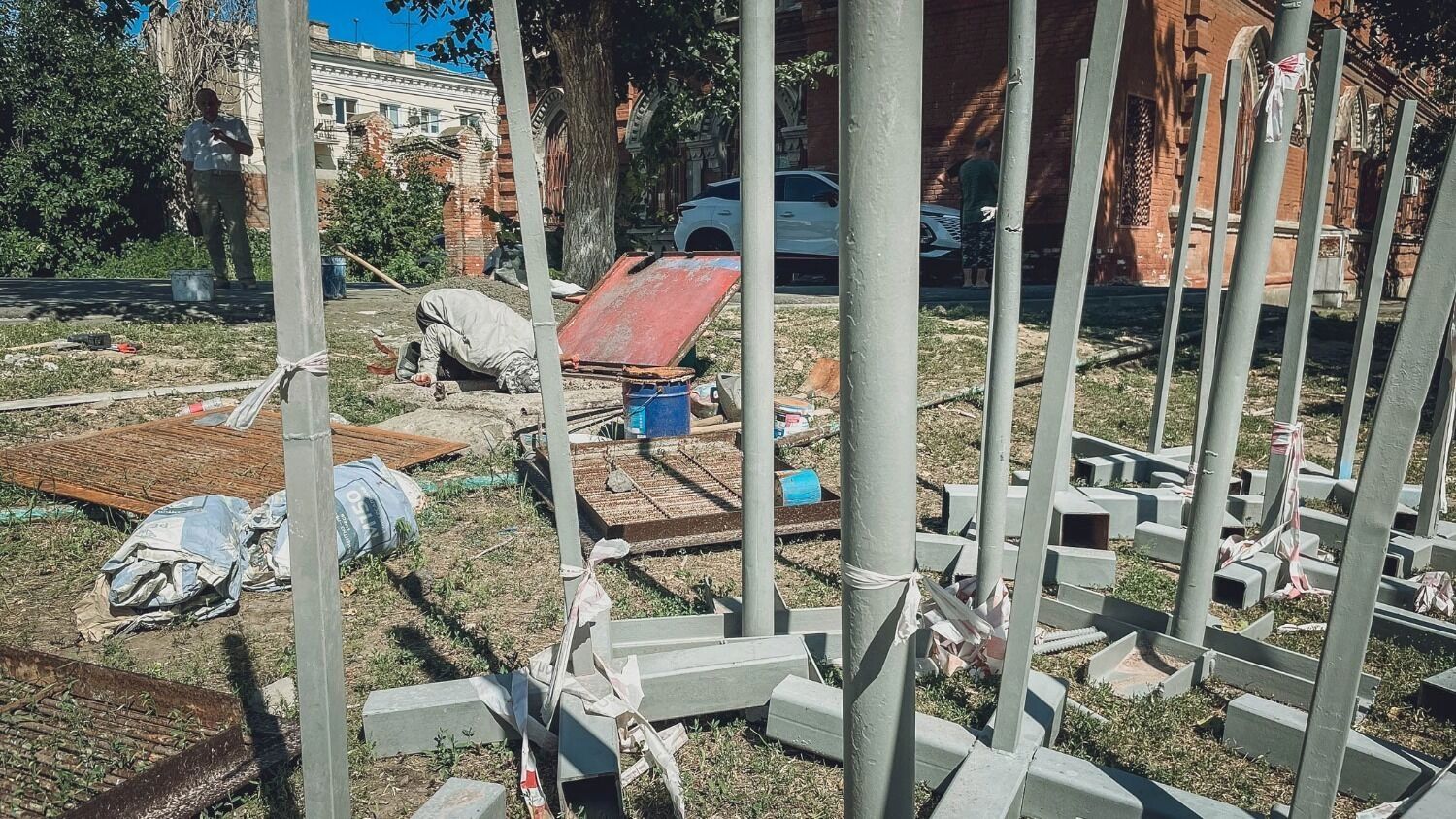 Территория сквера пока больше похожа на стройку