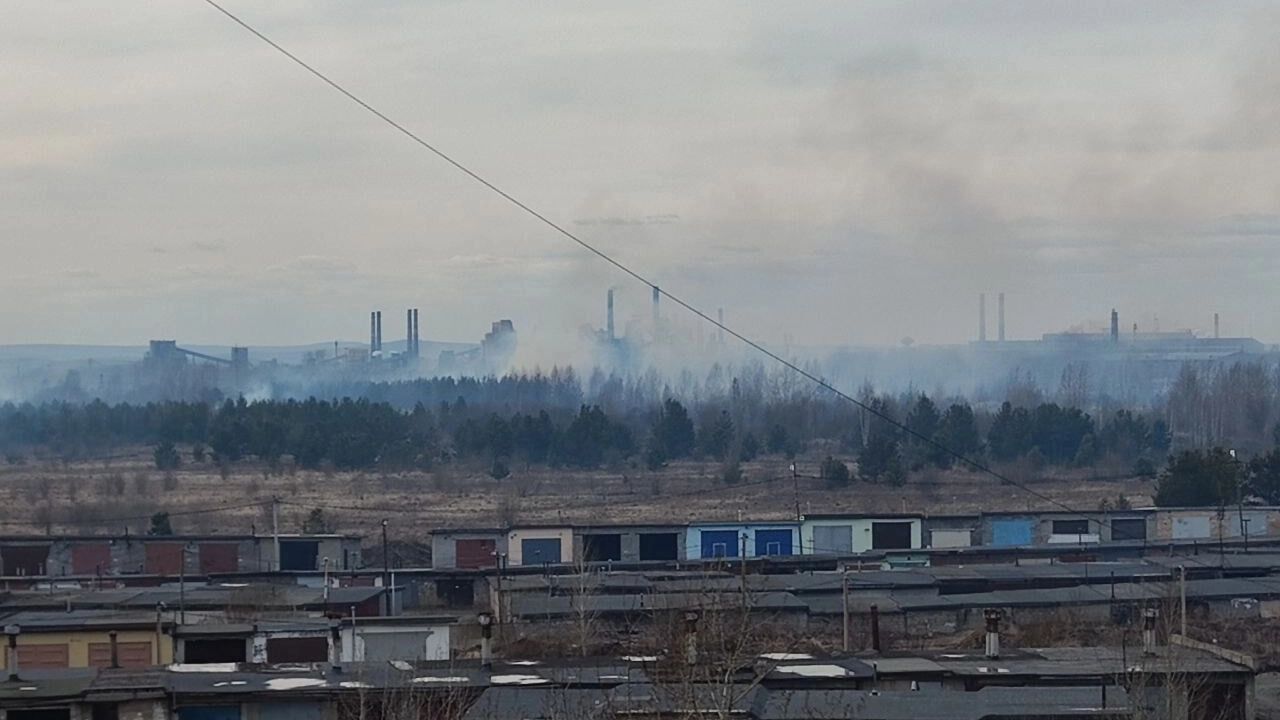 Пошел открытый огонь: неизвестные начали поджигать траву на Вагонке в ...