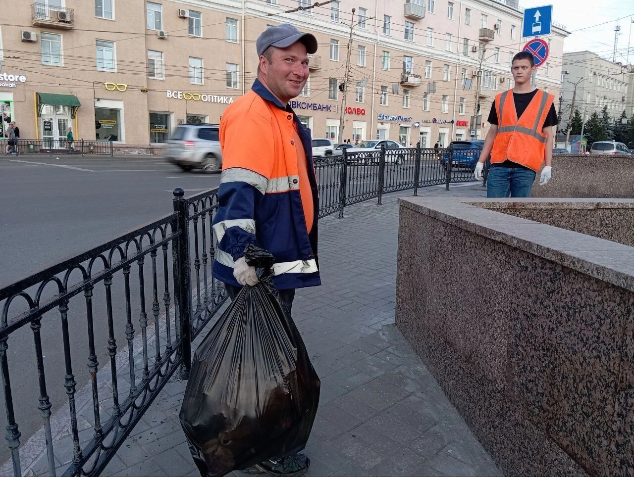 Рабочие выносят очередной пакет с мусором