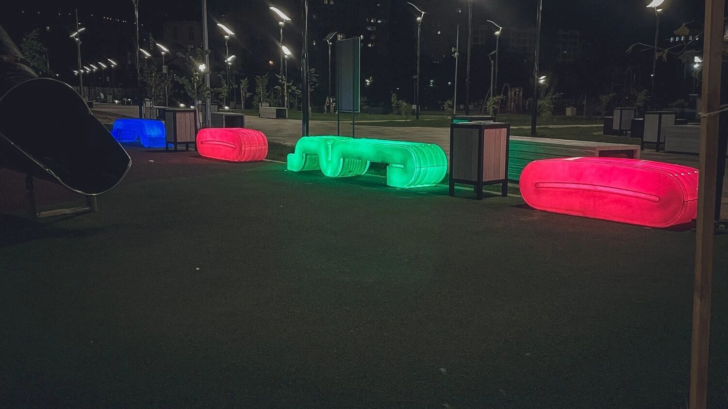 Скамейки в парке красиво светятся в темноте