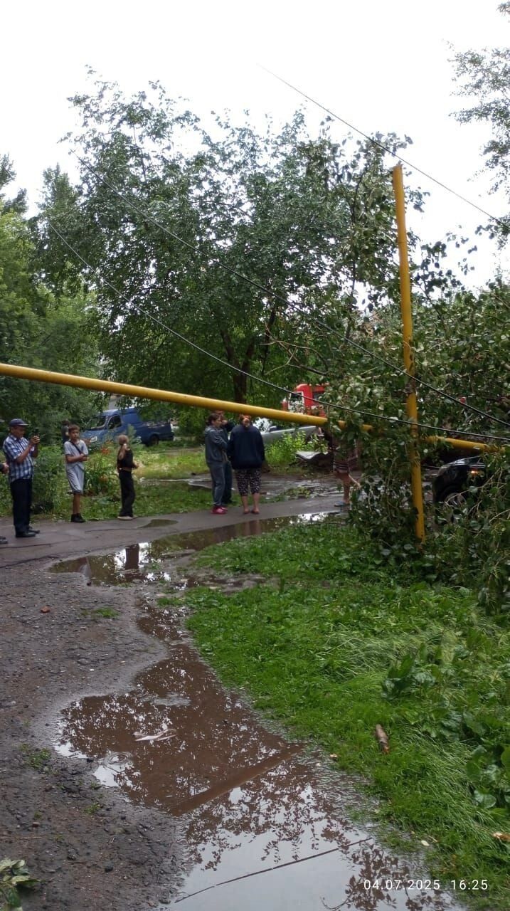 Газовую трубу оторвало ветром