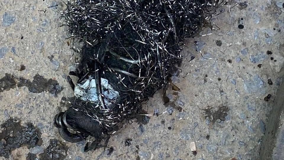 В Волгограде коммунальщики достали из трубы десятки кило металла и тряпок