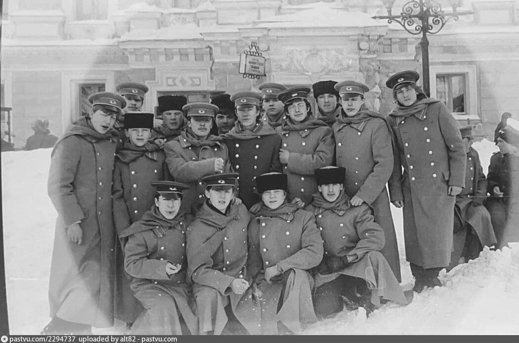 Люди в&nbsp;военной форме зимой