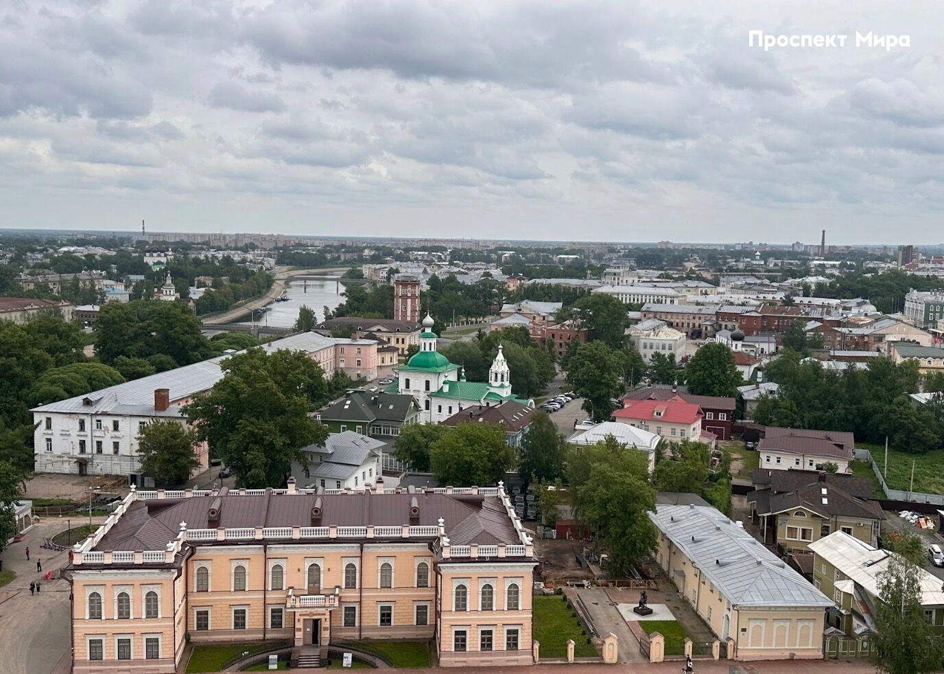 Вид на город с колокольни Вологодского кремля