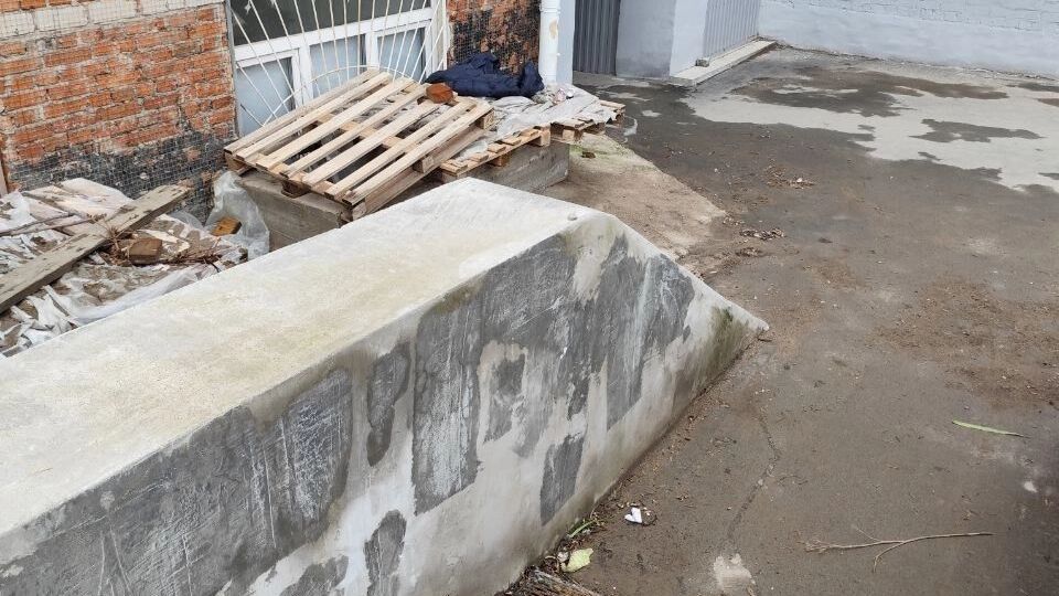 Брошенный ремонт на Петропавловской, 97 — в таком виде дом простоял всю зиму. Работ все еще не ведется