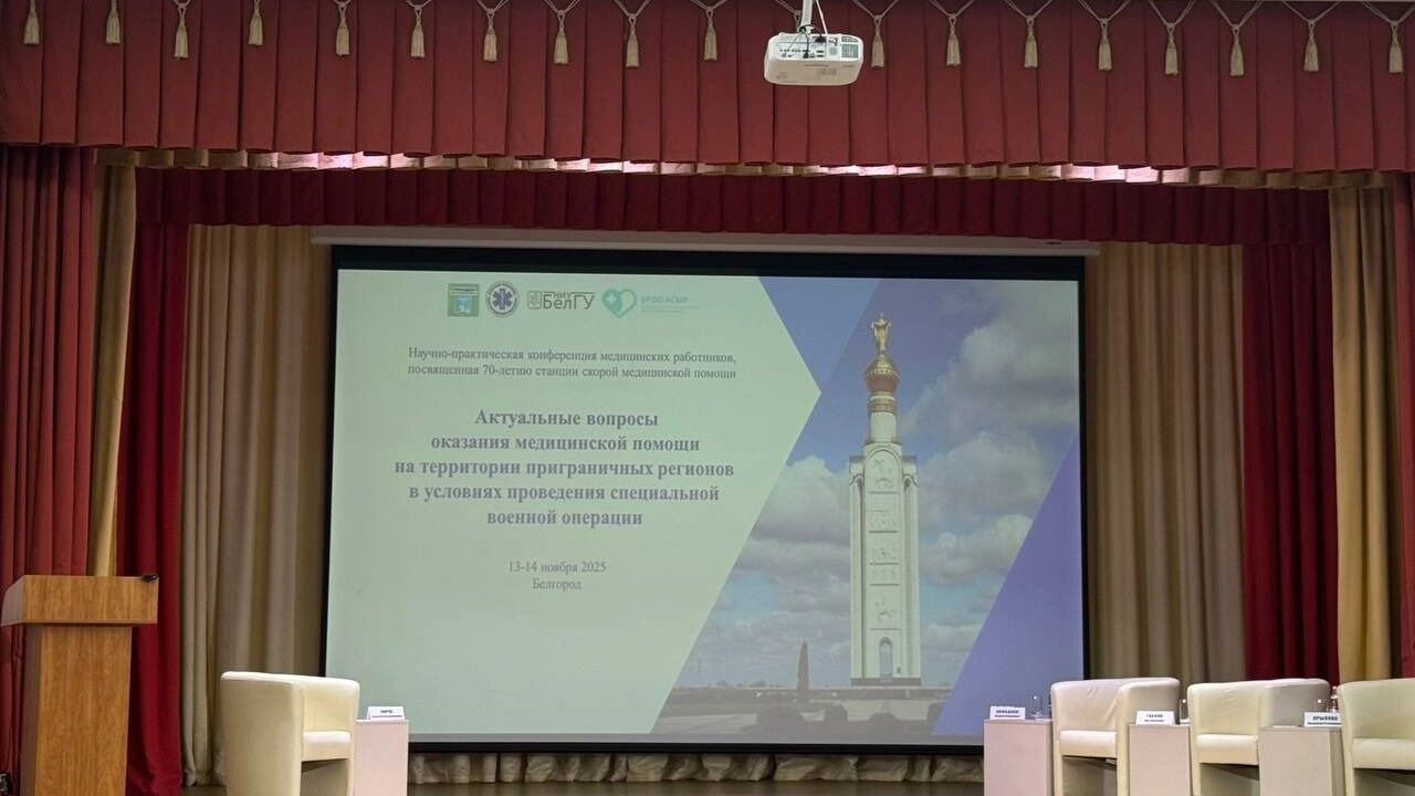 Перед тем как собраться в зале, все желающие могли познакомиться с выставкой