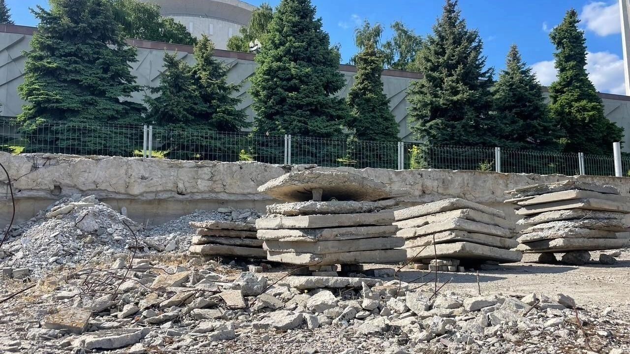 История с исчезновением мрамора и гранита обрастала слухами