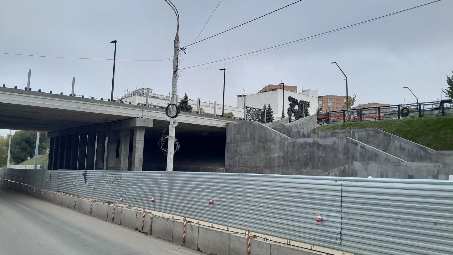 Южный лестничный спуск пешеходного моста