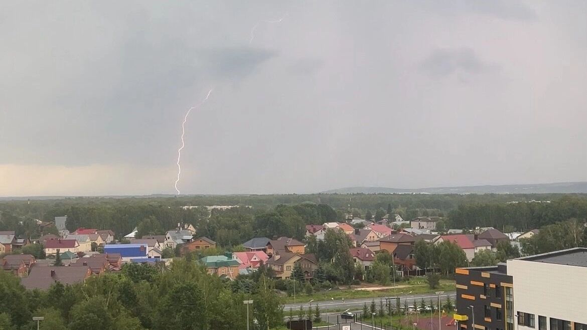 За окном татарстанцев наблюдаются ливни, грозы