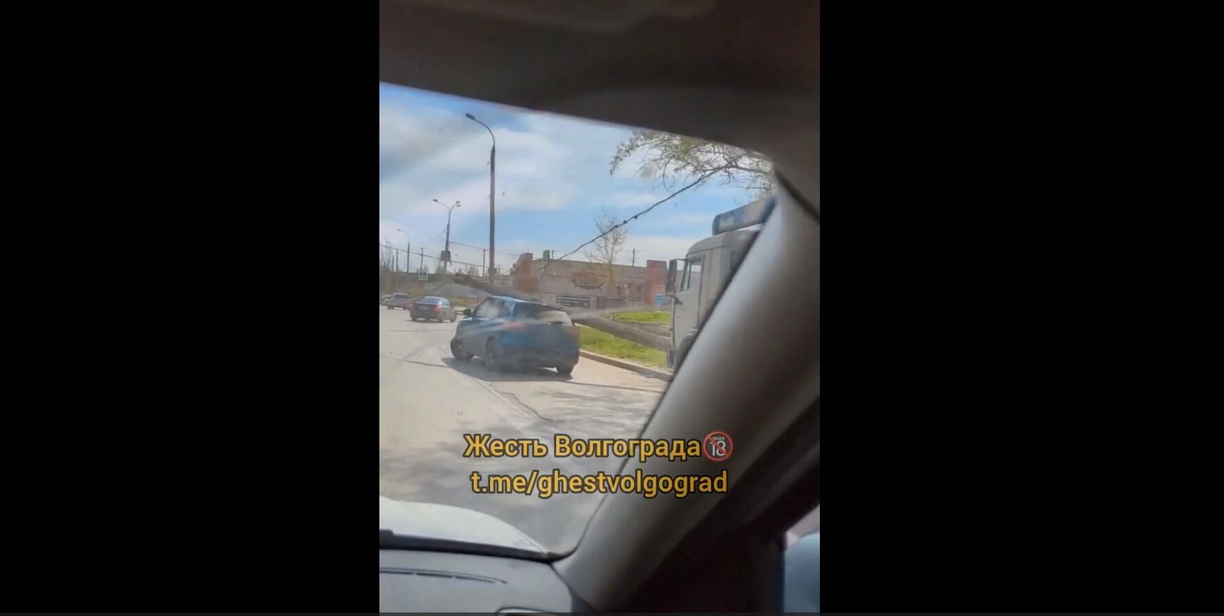 Бетонный столб упал на легковушку в Волгограде