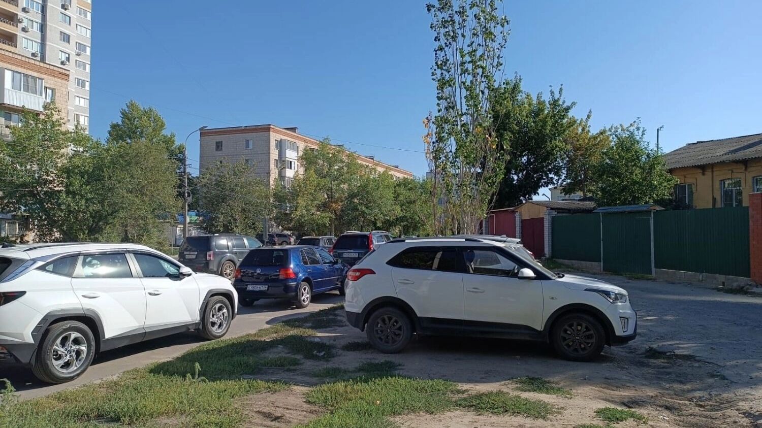 Водители ищут возможности припарковаться вне дорог. Улица Коммунистическая