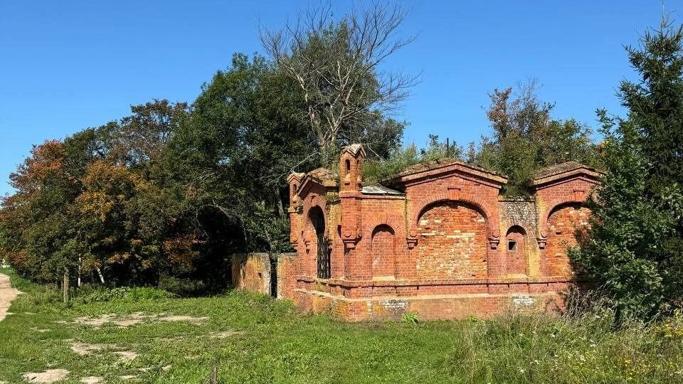 Заброшенное здание на въезде в Подвязье