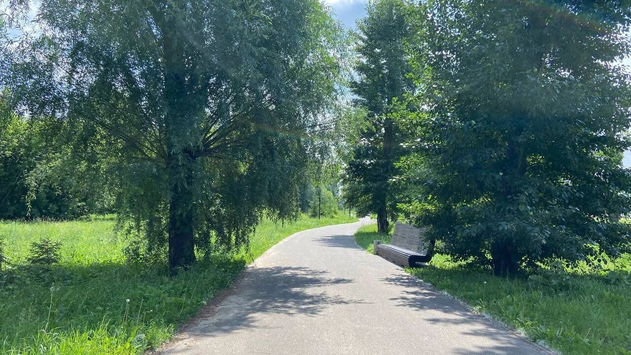 Вдоль нее есть несколько скамеек и пара фонарей.