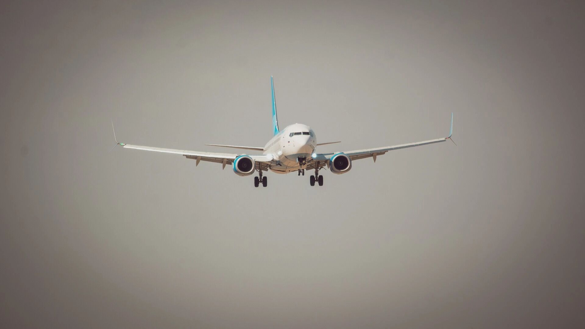 Подавший сигнал бедствия над Каспийским морем Embraer 190 сел в Махачкале
