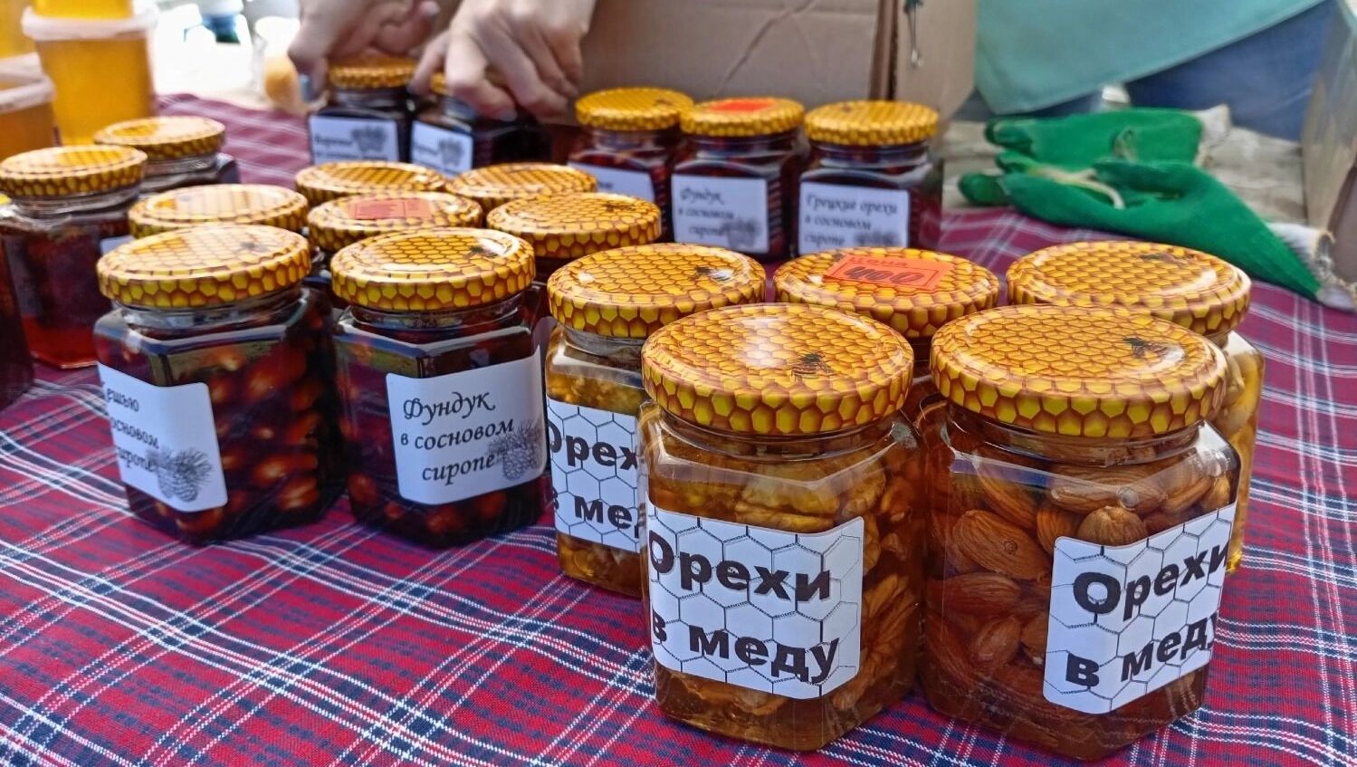 Орехи в меду на ярмарке в Удмуртии