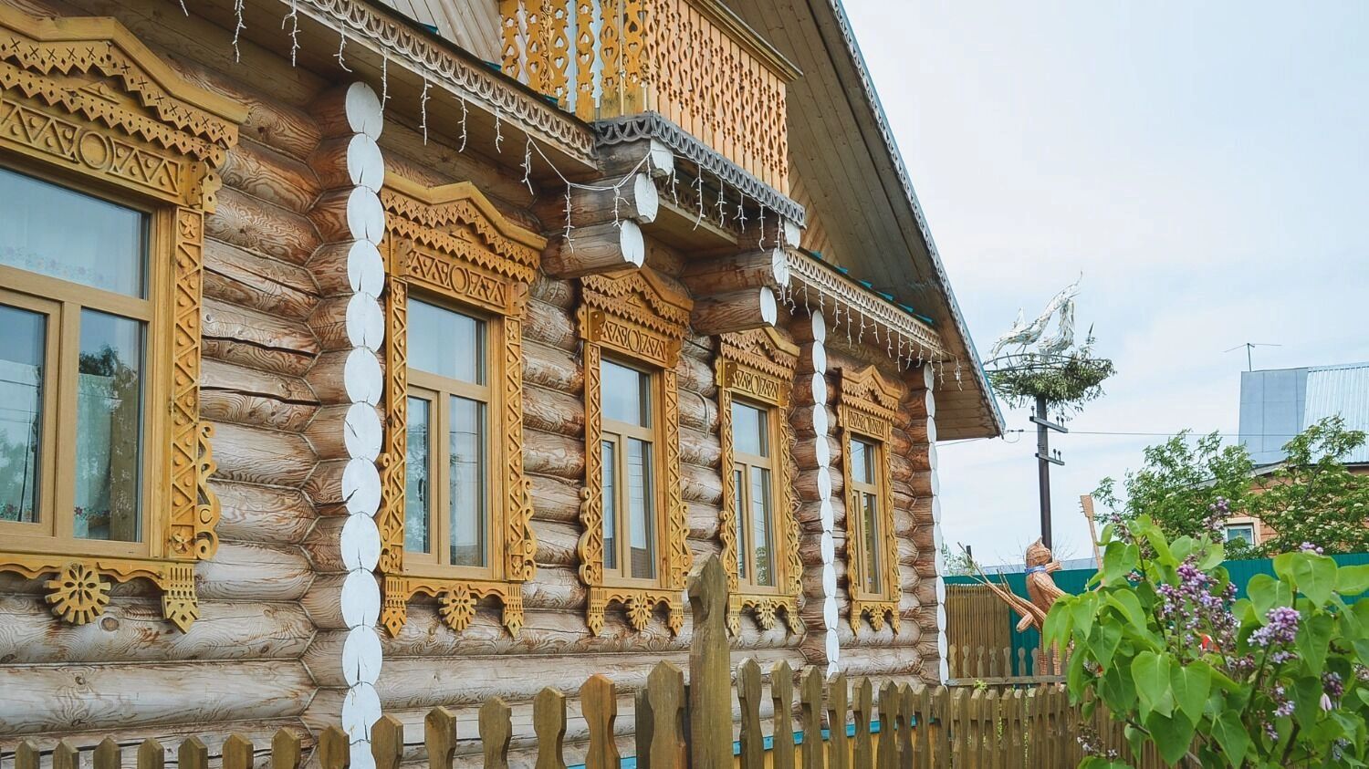 В народе было принято оставлять открытыми двери и вешать на окна полотенца, чтобы усопшие близкие смогли прийти в гости
