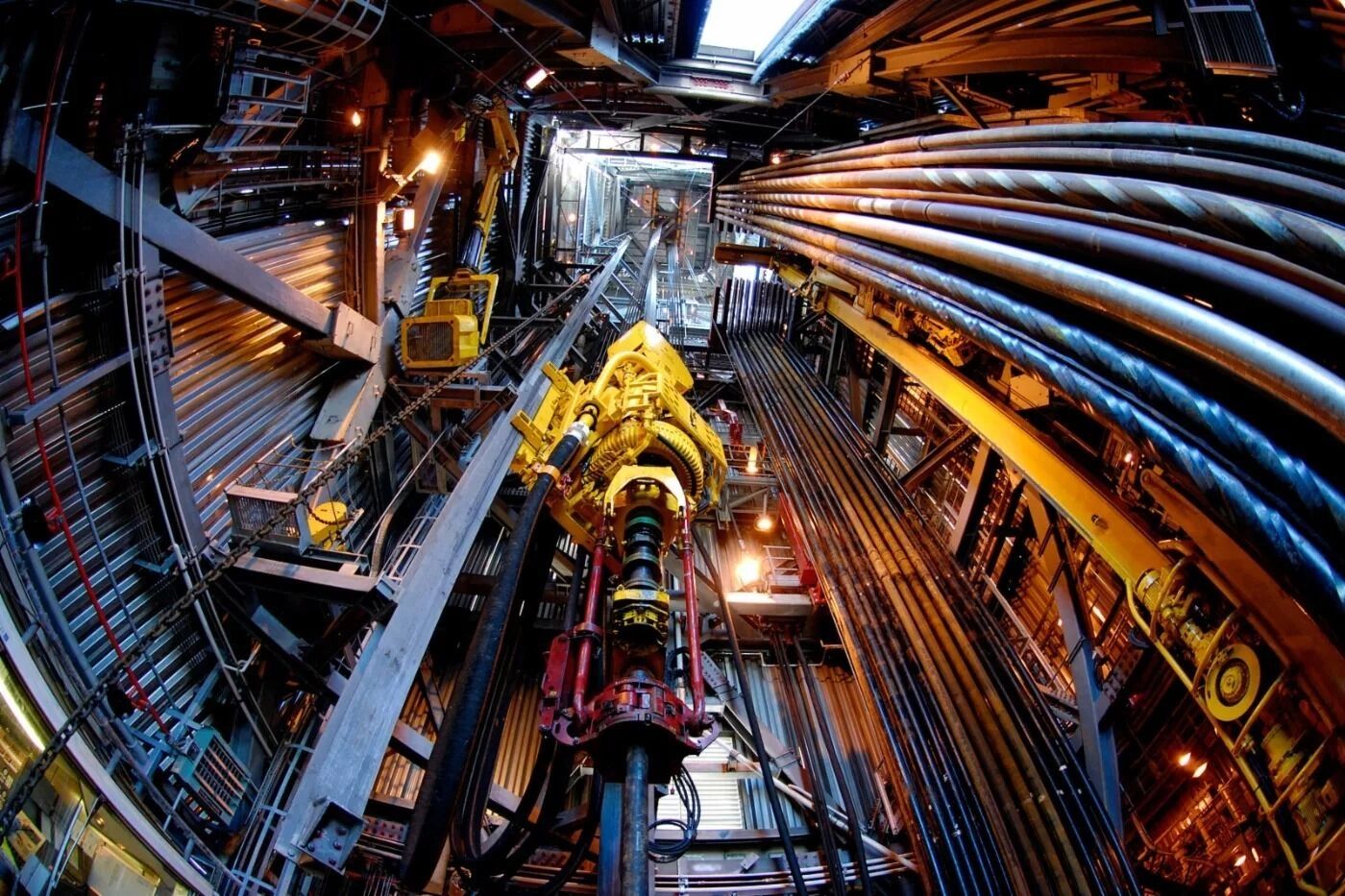 Внутри буровой вышки на&nbsp;месторождении нефти и&nbsp;газа
