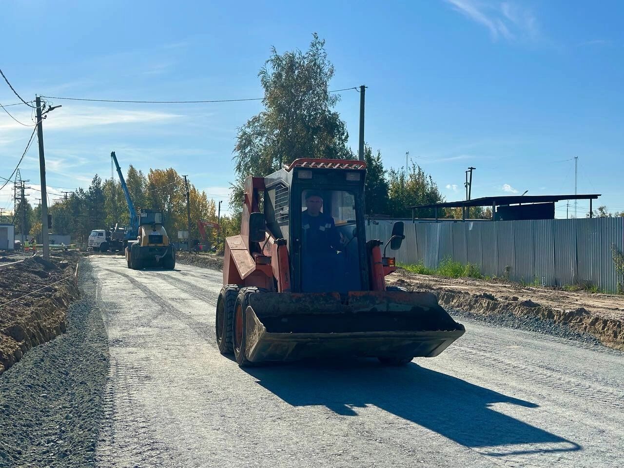 В рамках своего традиционного объезда города глава Сургута Максим Слепов показал, какие работы ведутся по улице Тюменской и на Чернореченском кладбище.