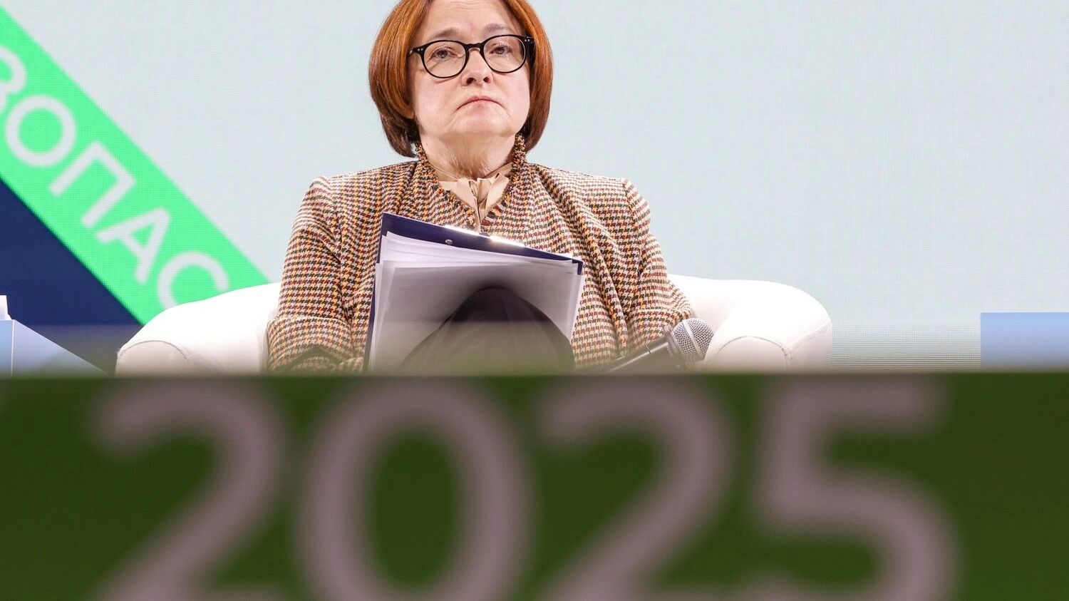 Весь 2025 год ключевая ставка будет держаться на заградительном уровне