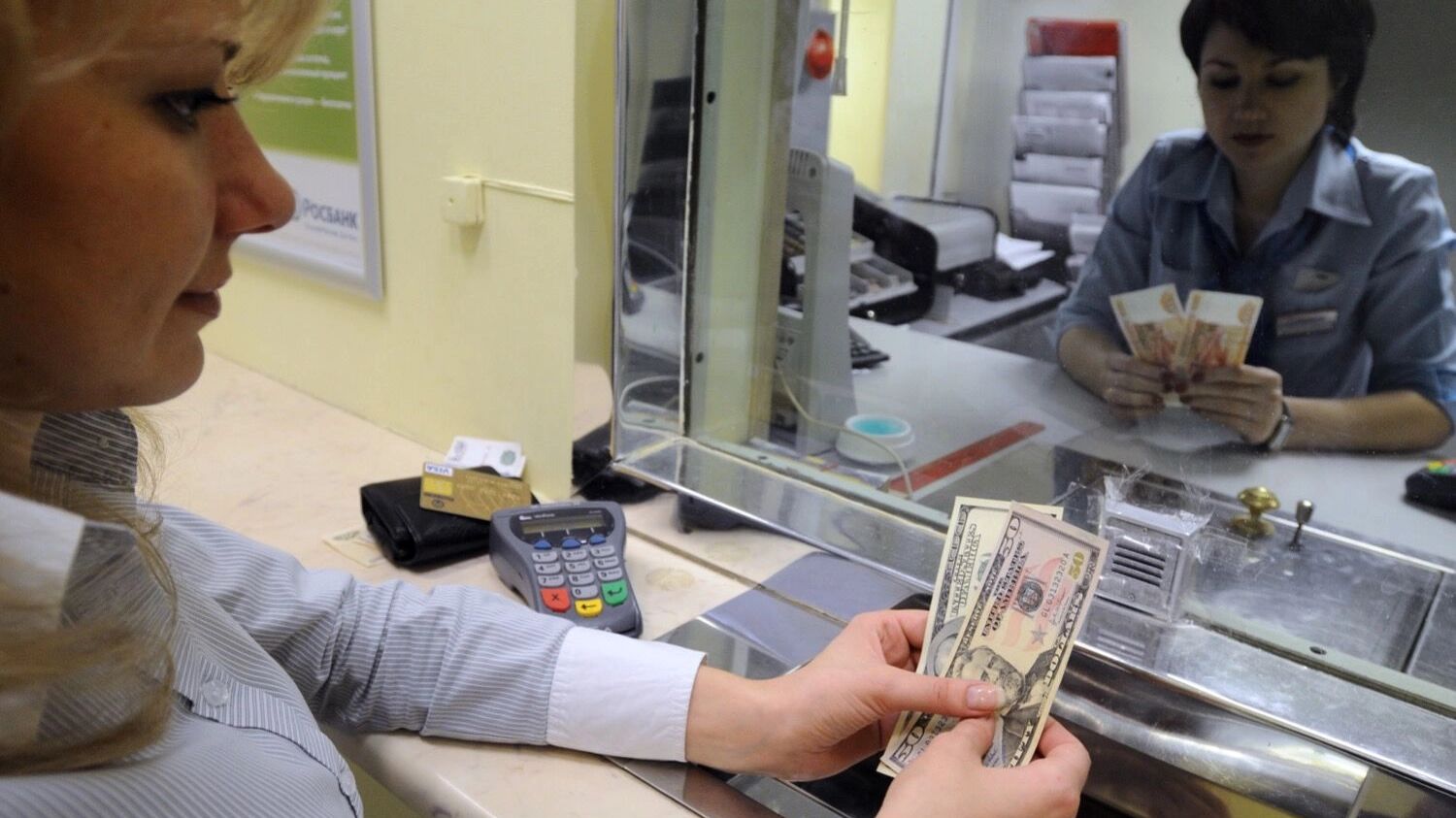 Спрос на валюту со стороны рядовых граждан падает