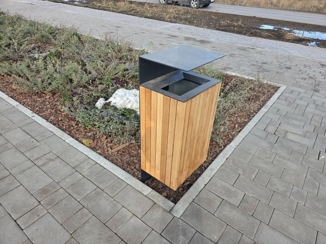 Большое количество урн позволяют надеяться, что территория не будет грязной