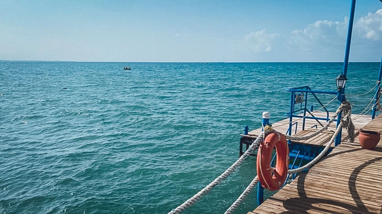 На фото: море и причал