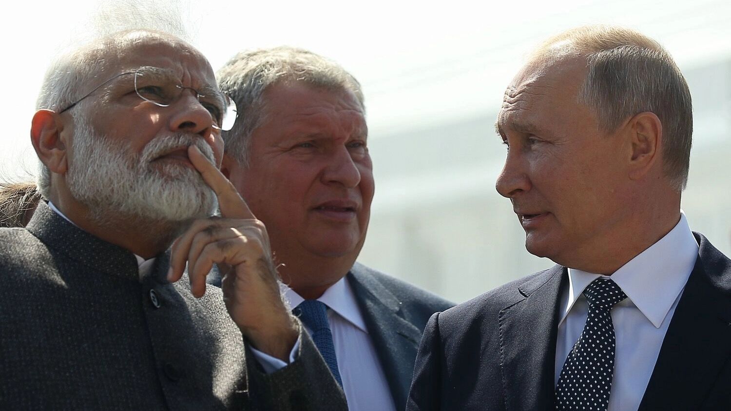 Премьер-министр Индии Нарендра Моди, председатель правления ПАО «НК „Роснефть“ Игорь Сечин и президент РФ Владимир Путин (слева направо) вряд ли думали о том, что именно Россия станет главным поставщиком дешевой нефти в Индию