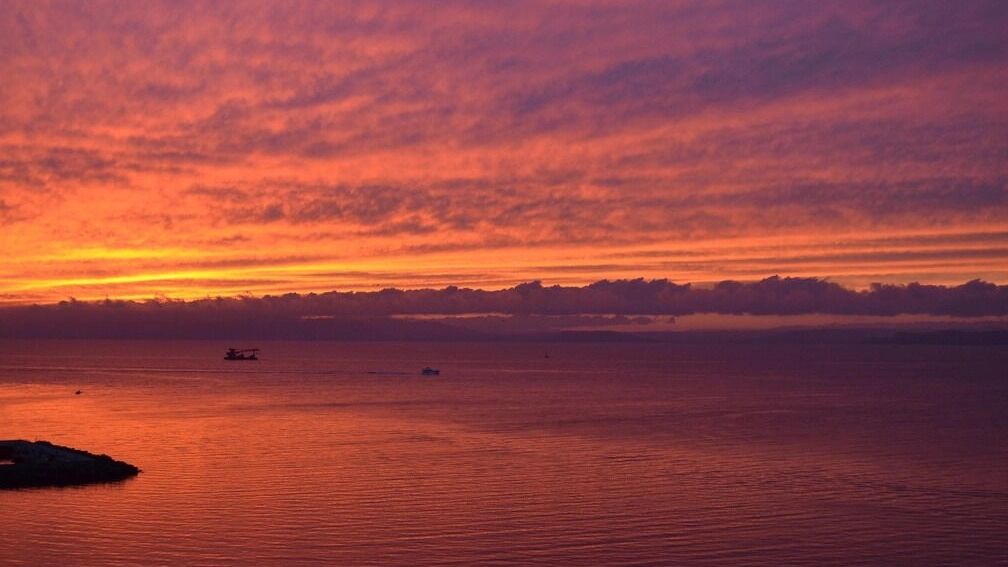 На фото: закат на море