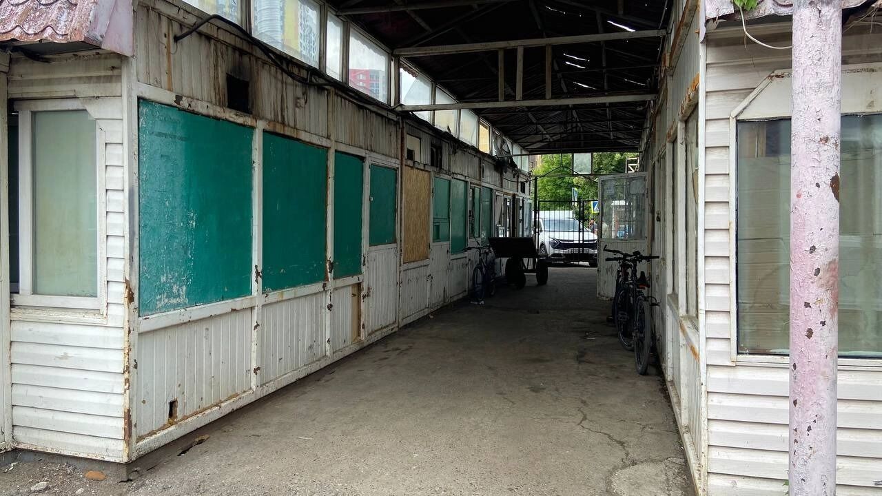 Половина рынка опустела