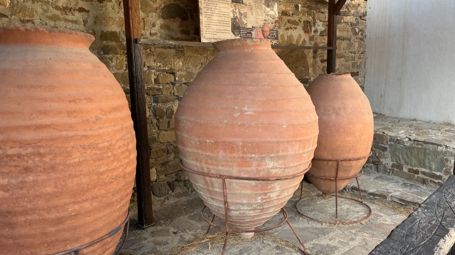 Найденные амфоры Генуэзской крепости