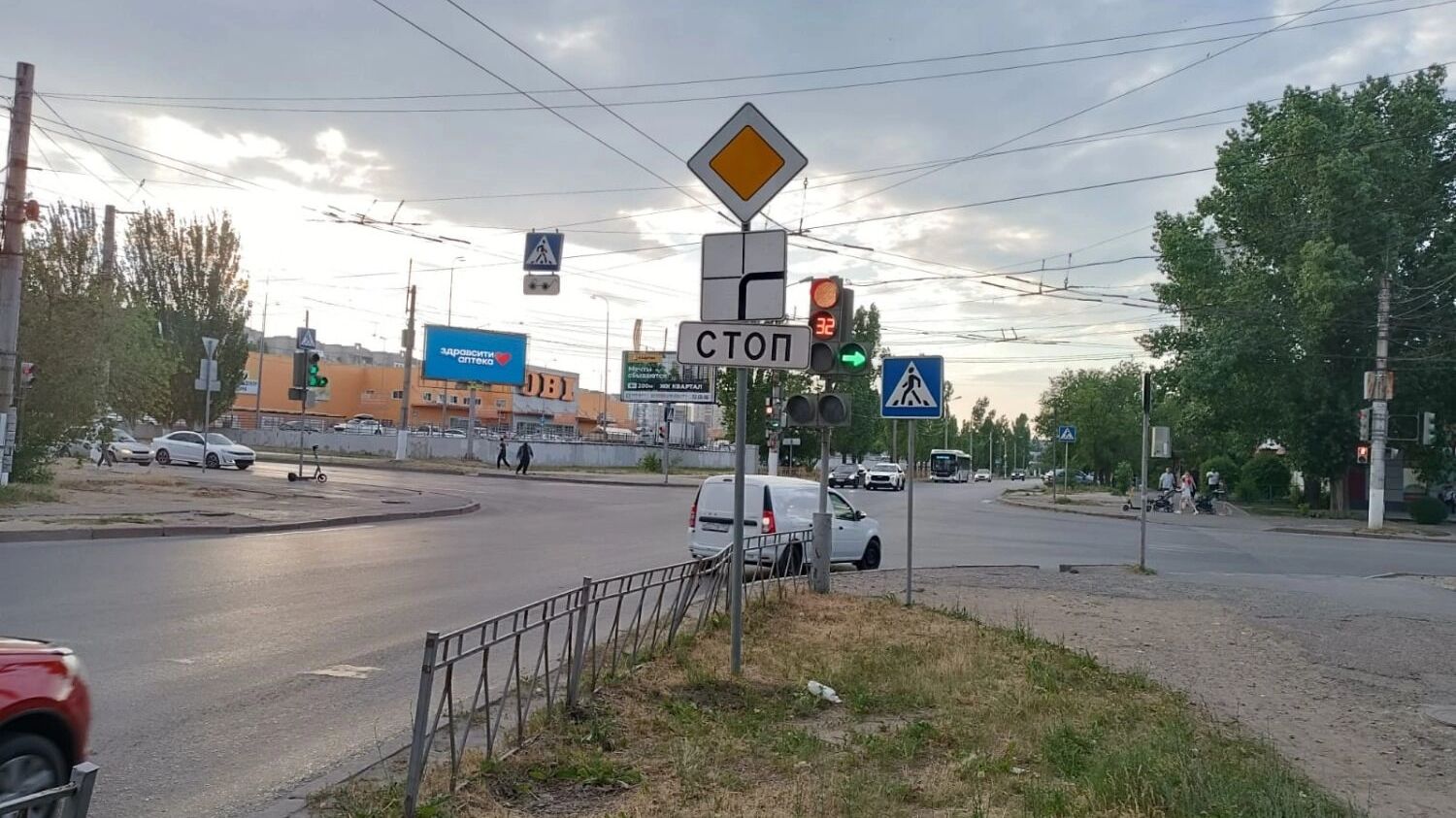 Зелёная стрелка видно только с обочины или тротуара