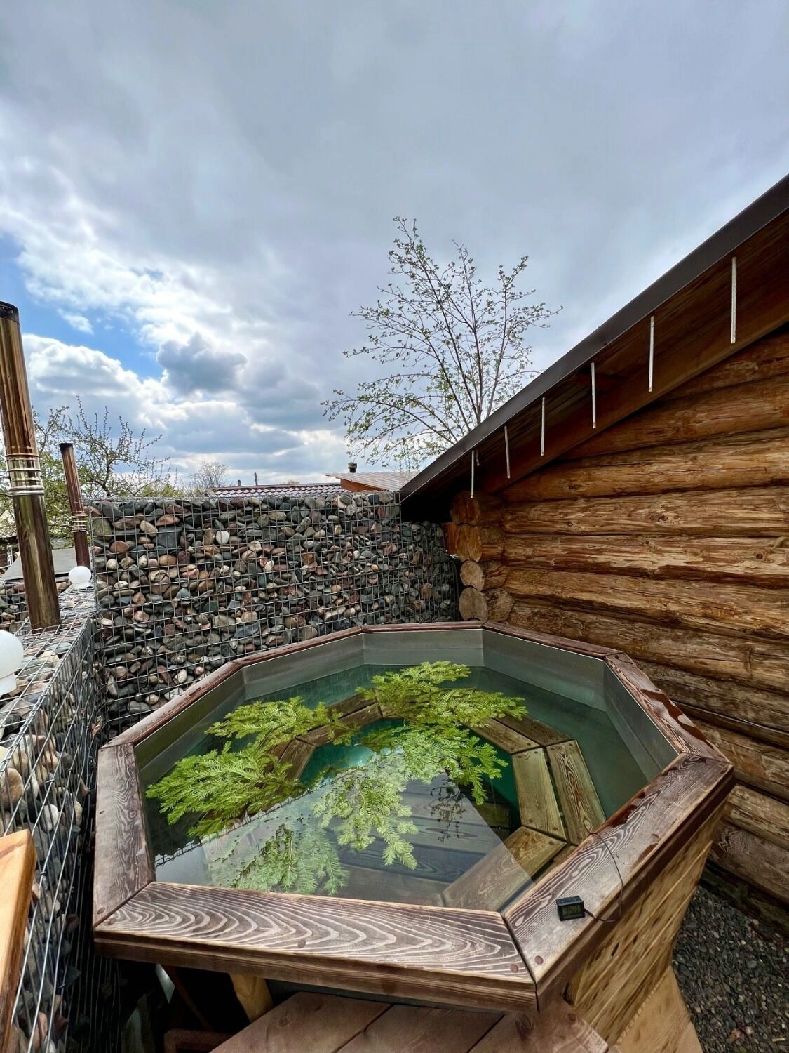 Бани находятся у&nbsp;«Гремячей гривы» и&nbsp;Николаевской Сопки