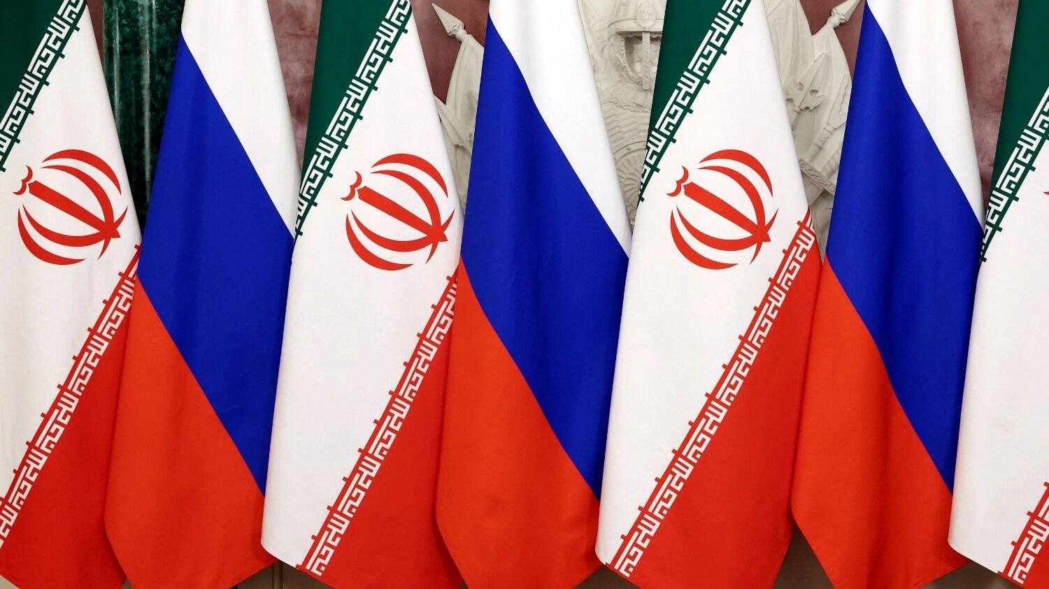 Государственные флаги РФ и Ирана во время встречи президента РФ