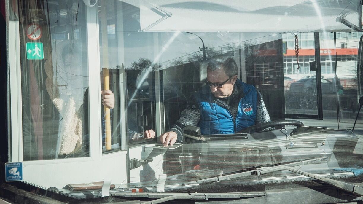 На фото: водитель автобуса