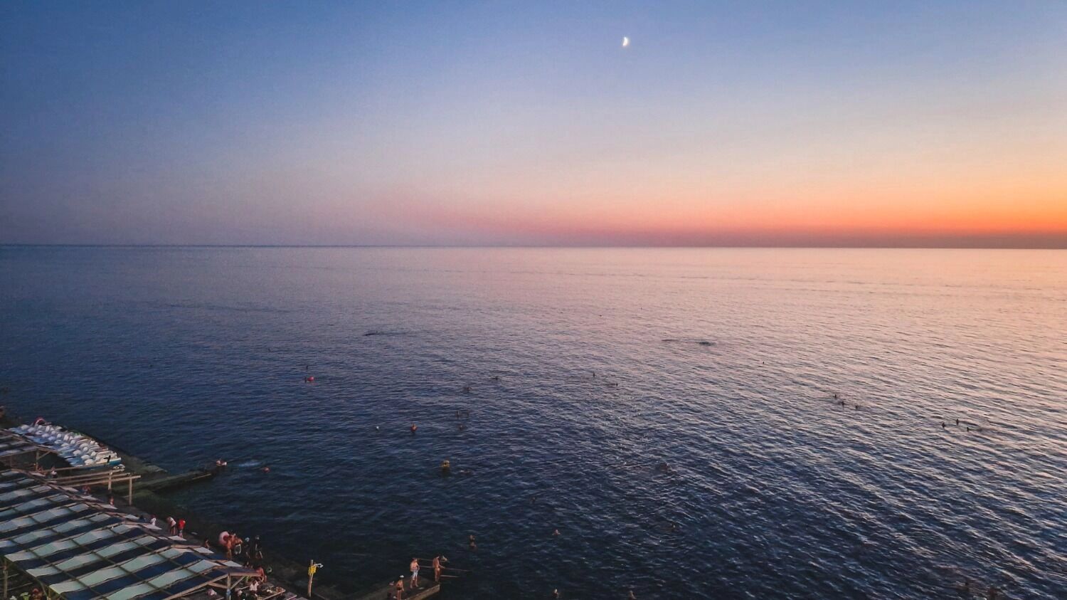 На фото: закат на море