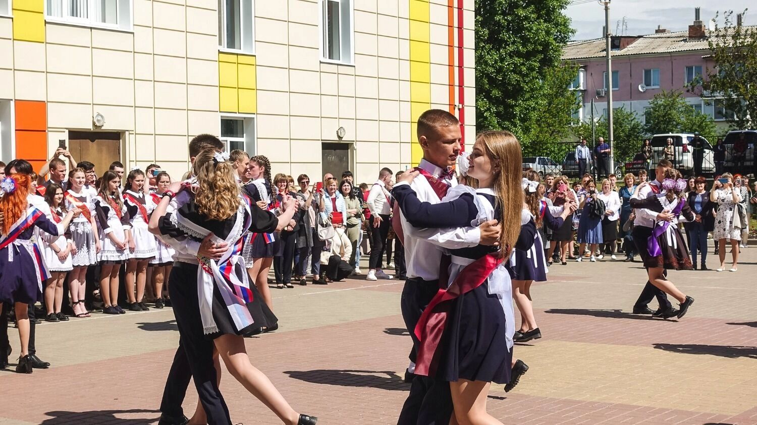 Ни один «Последний звонок» не проводится без традиционного вальса. Его могут танцевать все или всего несколько пар
