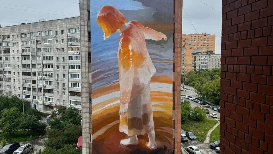 В центре Перми появилась огромная селенитовая девушка