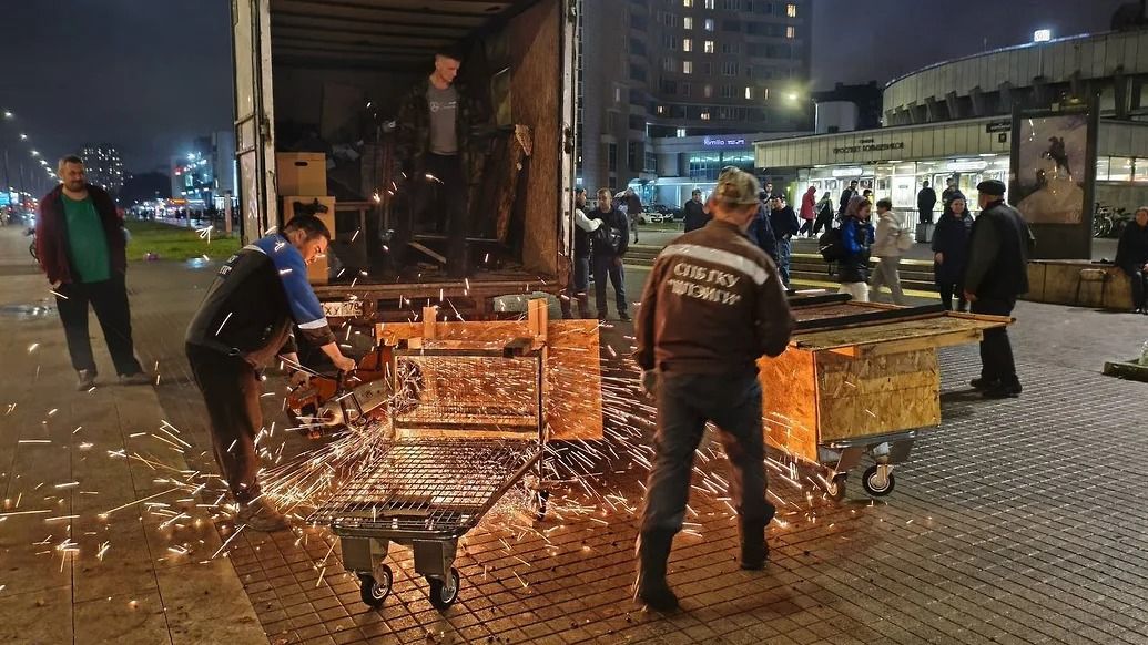 В Петербурге снесли 170 незаконных ларьков и уничтожили тонну овощей и фруктов В Петербурге снесли 170 незаконных ларьков и уничтожили тонну овощей и фруктов