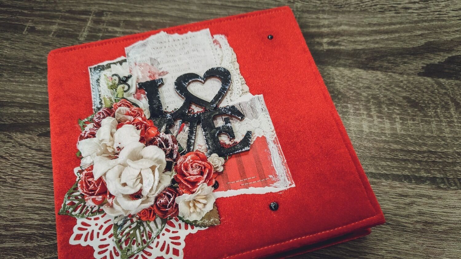 Символом торжества является ромашка&nbsp;— простой цветок, символизирующий чистоту чувств, искренность и&nbsp;скромность.