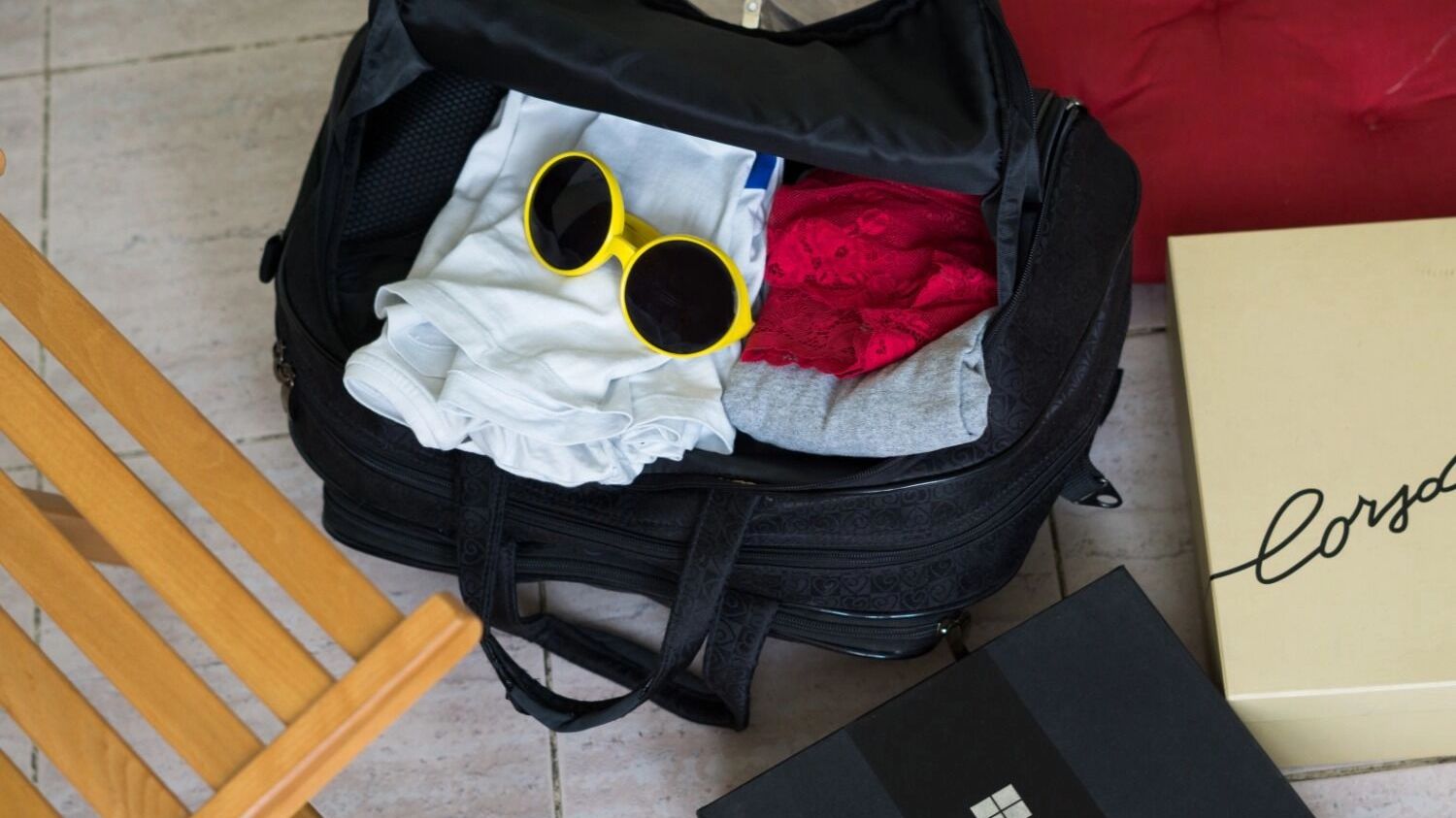 На фото: упаковка чемодана на море