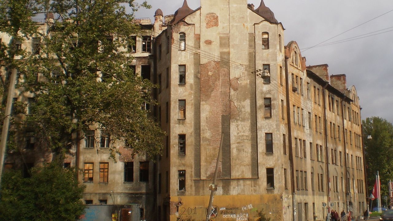 В центре Петербурга обрушилась стена в историческом доходном доме Лялевича